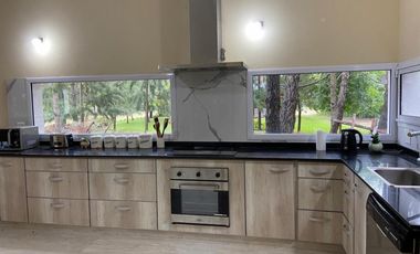 Casa de 5 AMBIENTES ubicada en Costa del Este .