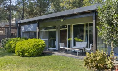 Casa de 2 dormitorios con parque-Puerto Paraíso- General Lagos