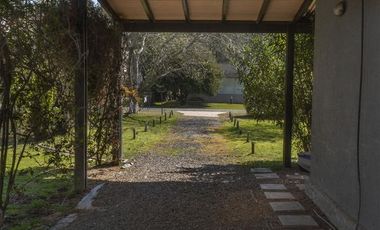 Casa de 2 dormitorios con parque-Puerto Paraíso- General Lagos