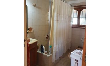 Chalet 5 ambientes con piscina climatizada