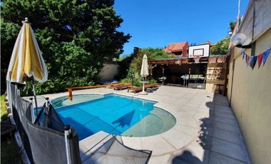 Chalet 5 ambientes con piscina climatizada
