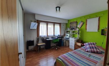 Chalet 5 ambientes con piscina climatizada