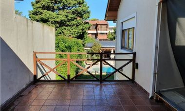Chalet 5 ambientes con piscina climatizada