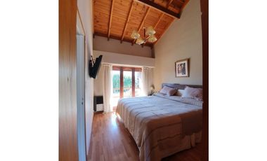 Chalet 5 ambientes con piscina climatizada