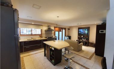 Chalet 5 ambientes con piscina climatizada