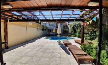 Chalet 5 ambientes con piscina climatizada