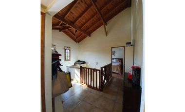 Chalet 5 ambientes con piscina climatizada