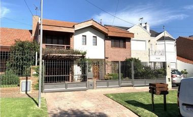 Chalet 5 ambientes con piscina climatizada