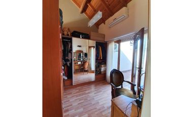 Chalet 5 ambientes con piscina climatizada