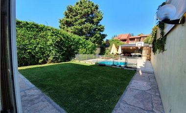 Chalet 5 ambientes con piscina climatizada