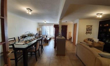 Chalet 5 ambientes con piscina climatizada