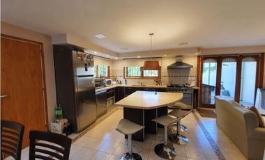 Chalet 5 ambientes con piscina climatizada