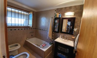 Chalet 5 ambientes con piscina climatizada