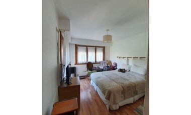 Chalet 5 ambientes con piscina climatizada