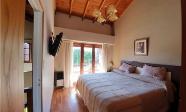 Chalet 5 ambientes con piscina climatizada