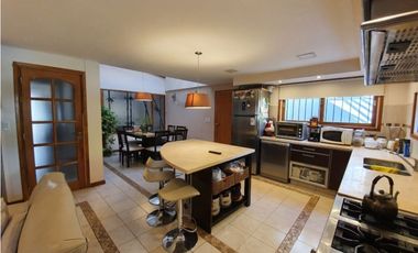 Chalet 5 ambientes con piscina climatizada