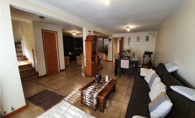 Chalet 5 ambientes con piscina climatizada