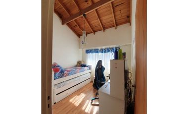 Chalet 5 ambientes con piscina climatizada