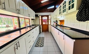 Casa en venta de 4 dorm. en Pirque