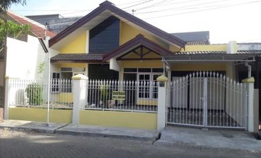 Rumah disewakan di Jawa Timur, Surabaya - Parkir mobil