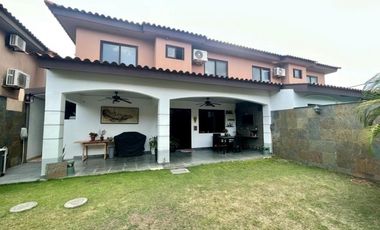 VENTA DE ESPECTACULAR CASA EN VERSALLES (KC)