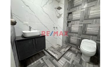 🌟Venta de Moderno departamento de ESTRENO en Segundo piso ,LIBRE DEL PAGO DE ALCABALA!🌟
Ubicado en Urb Rosas del Valle, en la Av El Cortijo, cerca de