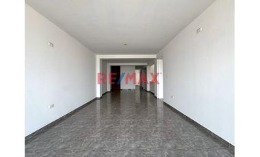 🌟Venta de Moderno departamento de ESTRENO en Segundo piso ,LIBRE DEL PAGO DE ALCABALA!🌟
Ubicado en Urb Rosas del Valle, en la Av El Cortijo, cerca de