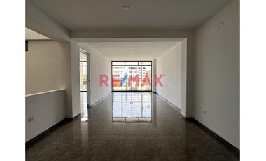 🌟Venta de Moderno departamento de ESTRENO en Segundo piso ,LIBRE DEL PAGO DE ALCABALA!🌟
Ubicado en Urb Rosas del Valle, en la Av El Cortijo, cerca de