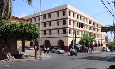 Edificio de productos en el centro de Cuernavaca en esquina