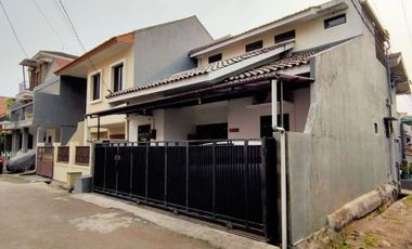 Rumah terawat 2 lantai permata Cimahi siap huni dekat borma