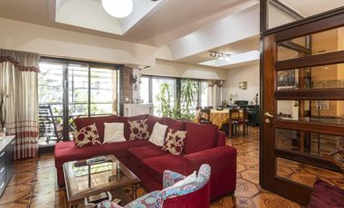 Venta Casa de 4 ambientes con dep de serv, cochera, patio con parrilla y pileta en Villa Crespo