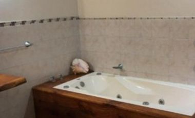 Alquilo casa en Pinamar calle Pinguinos zona iglesia CON PISCINA