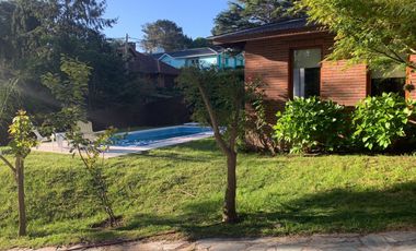 Alquilo casa en Pinamar calle Pinguinos zona iglesia CON PISCINA