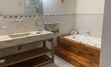 Alquilo casa en Pinamar calle Pinguinos zona iglesia CON PISCINA