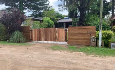 Alquilo casa en Pinamar calle Pinguinos zona iglesia CON PISCINA