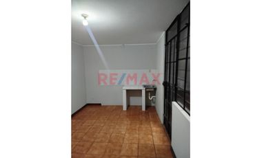 Se Alquila Minidepartamento En La Victoria