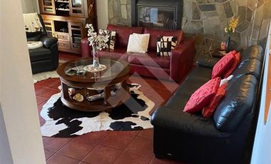 Casa en Venta en Los Cipreses con Av Del Canal (Conserjeria)