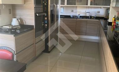 Casa en Venta en Los Cipreses con Av Del Canal (Conserjeria)