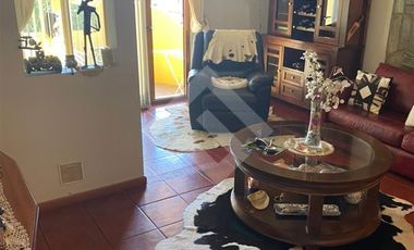 Casa en Venta en Los Cipreses con Av Del Canal (Conserjeria)