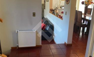 Casa en Venta en Los Cipreses con Av Del Canal (Conserjeria)