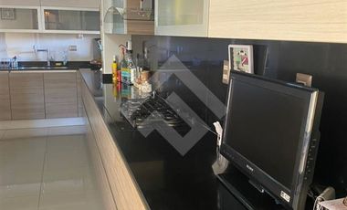 Casa en Venta en Los Cipreses con Av Del Canal (Conserjeria)