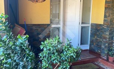 Casa en Venta en Los Cipreses con Av Del Canal (Conserjeria)