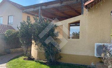 Casa en Venta en Los Cipreses con Av Del Canal (Conserjeria)