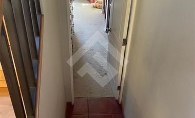 Casa en Venta en Los Cipreses con Av Del Canal (Conserjeria)