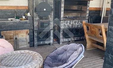 Casa en Venta en Los Cipreses con Av Del Canal (Conserjeria)