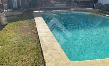 Casa en Venta en Los Cipreses con Av Del Canal (Conserjeria)