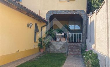 Casa en Venta en Los Cipreses con Av Del Canal (Conserjeria)