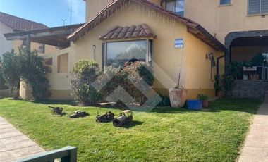 Casa en Venta en Los Cipreses con Av Del Canal (Conserjeria)