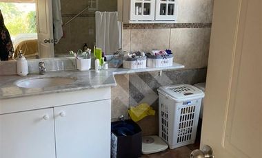 Casa en Venta en Los Cipreses con Av Del Canal (Conserjeria)