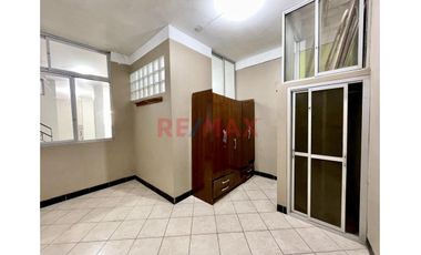 Local Al Lado Del Hospital Almanzor